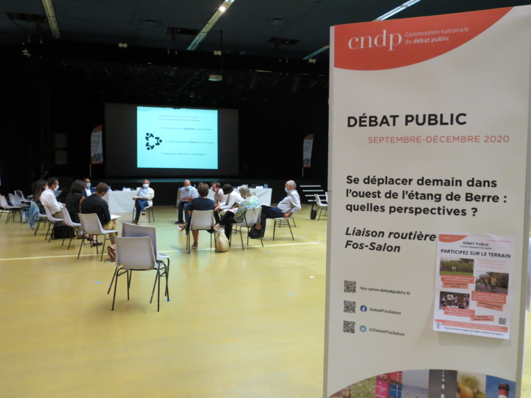 En pleine crise sanitaire, le débat s’est quand même tenu à Salon, avec des précautions multiples.