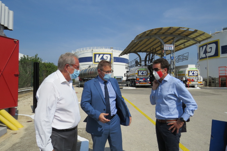 Gérard Cerruti, président de l’UPV (à gauche), François Ginouves, dirigeant de Ginouves SA (au centre), ont reçu sur le terrain du verdissement de l’économie Geoffroy Roux de Bézieux, président national du Medef. Photo OR Gérard Cerruti, président de l’UPV (à gauche), François Ginouves, dirigeant de Ginouves SA (au centre), ont reçu sur le terrain du verdissement de l’économie Geoffroy Roux de Bézieux, président national du Medef. Photo OR