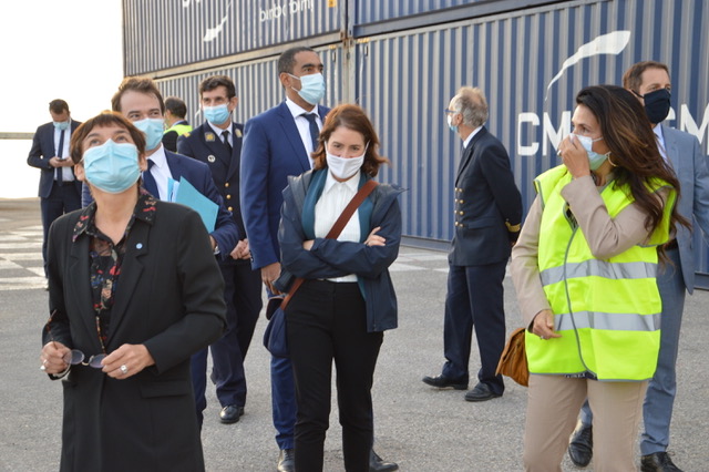 Christine Cabau Woehrel, ancienne directrice du GPMM désormais responsable des terminaux portuaires chez CMA CGM, fait découvrir Mourepiane à la ministre Annick Girardin. ©NBC