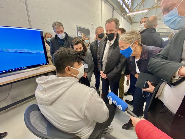 La ministre Elisabeth Borne s’est entretenue avec des jeunes qui viennent d’intégrer le dispositif « La Promo 16 / 18 ». ©NBC La ministre Elisabeth Borne s’est entretenue avec des jeunes qui viennent d’intégrer le dispositif « La Promo 16 / 18 ». ©NBC