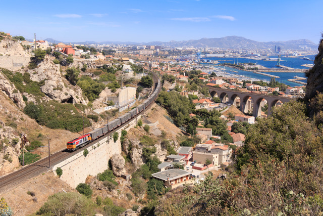 RT13 transporte les ordures ménagères entre Marseille et Fos pour le compte de la Métropole Aix-Marseille Provence. ©RDT13