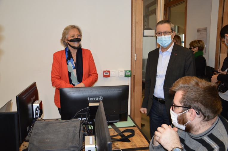 Sophie Cluzel en compagnie des étudiants de Webforce3 et d'Alain Assouline son président. ©NBC Sophie Cluzel en compagnie des étudiants de Webforce3 et d'Alain Assouline son président. ©NBC