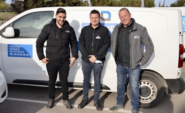 Stéphane Soto, à droite, président d’Olympic Location aux côtés de deux de ses collaborateurs à l’agence de Marignane. ©N.B.C