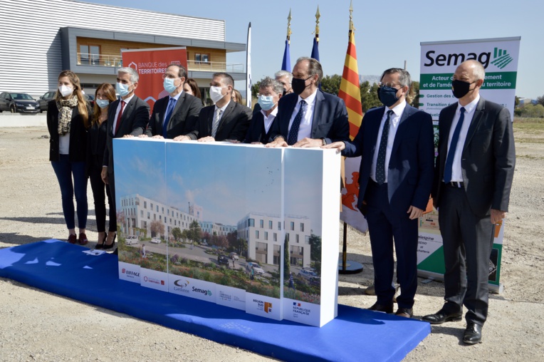 Pose de la première pierre en présence de Renaud Muselier, président de la Région Sud, d’Hervé Granier, maire de Gardanne, de Gérard Bramoullé premier vice président de la métropole AMP, d’Olivier Sichel, directeur de la Banque des Territoires, de Luc Bouvet, directeur régional d’Eiffage Construction, du préfet d’Aix, Bruno Cassette, et des conseillers régionaux. ©NBC