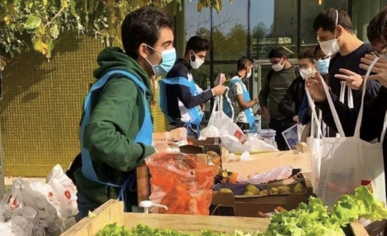 Distribution gratuite de fruits et légumes sur les campus étudiants. Photo©FAMI