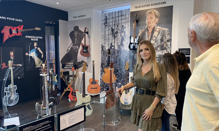 Valérie Fédèle, dg du Château de la Buzine, devant des guitares de légende. Photo©Château de la Buzine Valérie Fédèle, dg du Château de la Buzine, devant des guitares de légende. Photo©Château de la Buzine