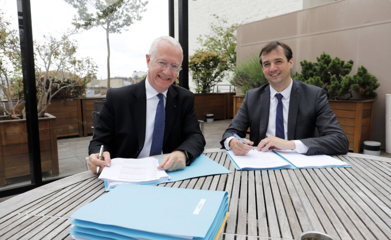 De g à dr : Guy Sidos, Pdg de Vicat et Sébastien Petithuguenin, dg de Paprec, lors de la signature©DR