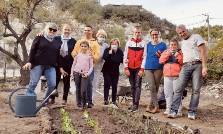 Dans le cadre du sociétariat de conviction, la SLE de Michelet-Mazargues mène une action solidaire de jardinage afin de favoriser l’intégration des personnes trisomiques. Photo©CEPAC