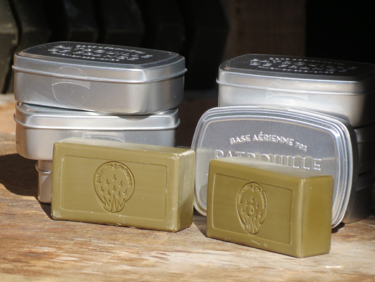 Une boite métallique pour le savon vert à l'huile d'olive dans un esprit "vintage" (Photo JC Barla)