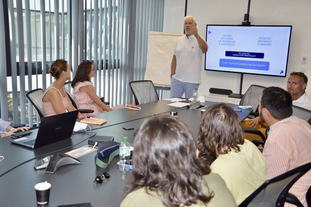 L’ancien capitaine du RCT livre aux 15 jeunes engagés dans « Make The Choice » les clés de la réussite en entreprise. ©NBC