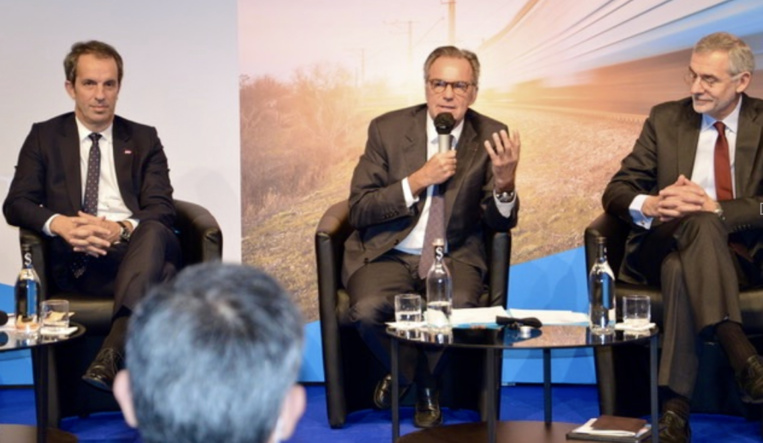 Renaud Muselier, président de la Région Sud, entouré de Christophe Fanichet Pdg de SNCF Voyageurs et de Thierry Mallet Président du groupe Transdev, le 2 novembre 21 à l’Hôtel de Région. ©NBC