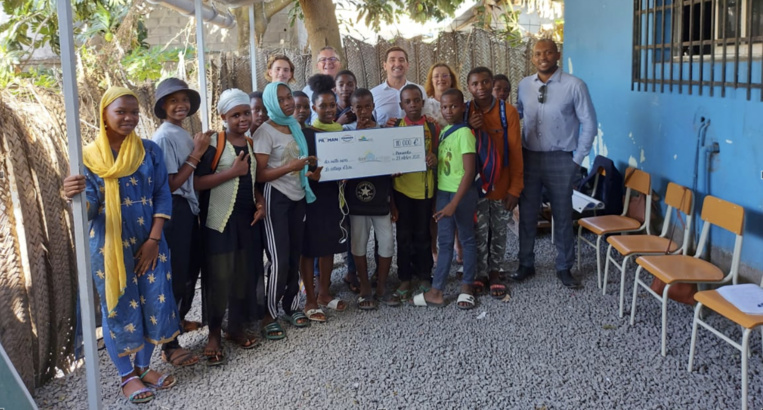 A Mayotte le 27 octobre 2021, Roland Gomez, DG de Proman, a remis un chèque de 10 000€ à Anne Le Guern, directrice du Village d’Eva pour financer l’opération « Un repas pour chaque enfant ». Photo©Proman