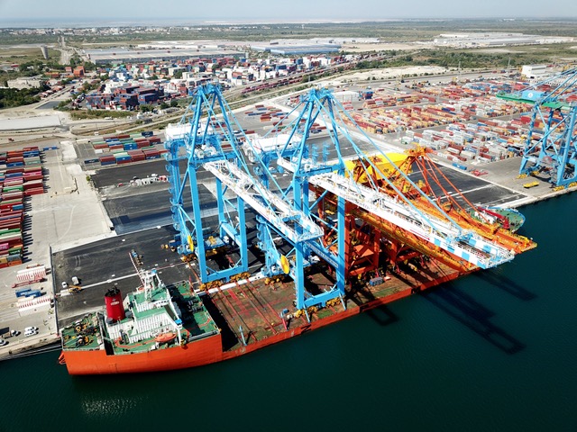Depuis fin 2020, les terminaux à conteneurs de Seayard et d’Eurofos sont reliés par un nouveau quai de 300 mètres de long offrant un linéaire total de déchargement de 2,6 km de long. ©GPMM