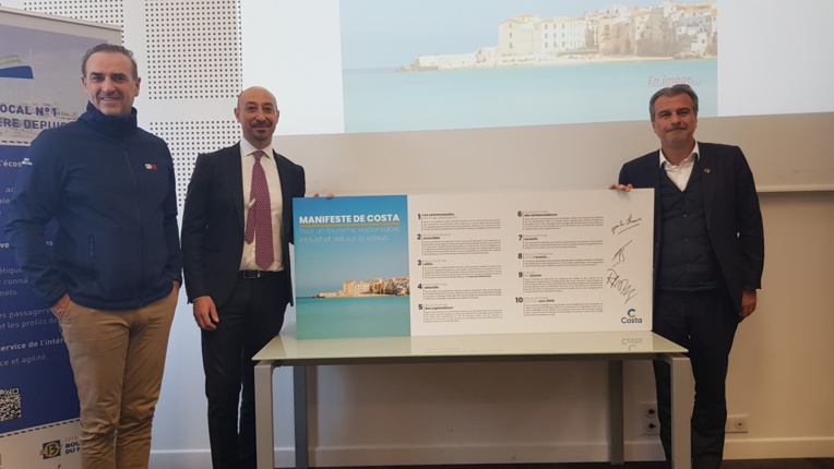 Raffaele d'Ambrosio (au centre) a fait signer le Manifeste de Costa par Jean-François Suhas et Jean-Luc Chauvin (photo: DR)
