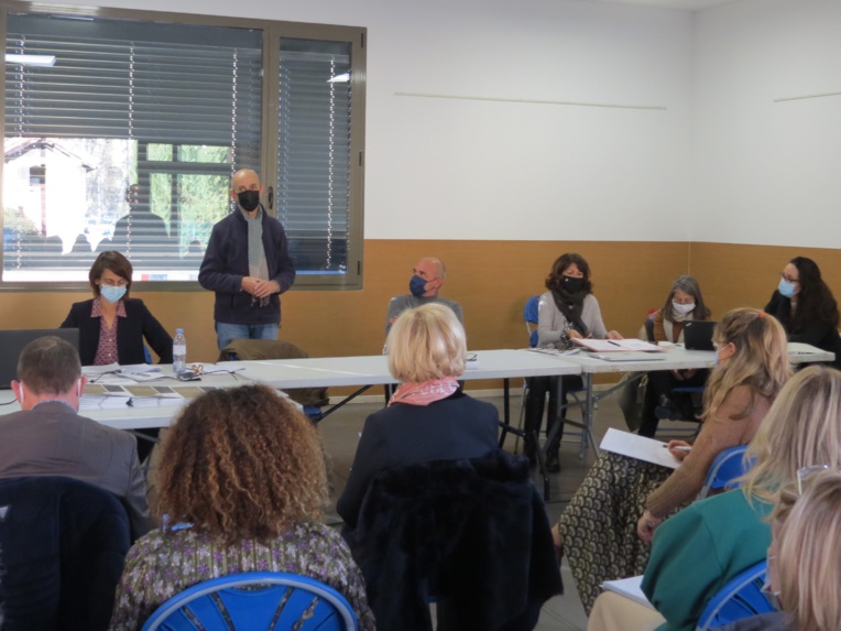 Pour Louis Gallois (debout), l'expérience de Jouques servira à l'extension du dispositif. (Photo JC Barla)