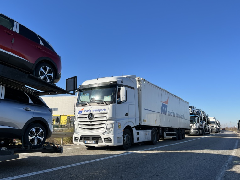 Interminable file d’attente de poids lourds le 13 janvier dernier à l’entrée de Fos2XL en raison d’une grève de 6h à 13 h des dockers . ©NBC