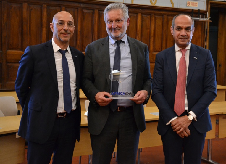 Yves Delafon (au centre) passe le relai à Hicham El Merini et à Panayotis Liolios (photo: F.Dubessy)