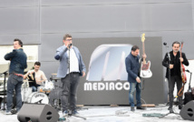 Eric Algoud, dirigeant de Médiacom, présente son nouveau matériel acoustique lors d'un évènement dédié le 15 mars sur son site de Saint-Marcel à Marseille.