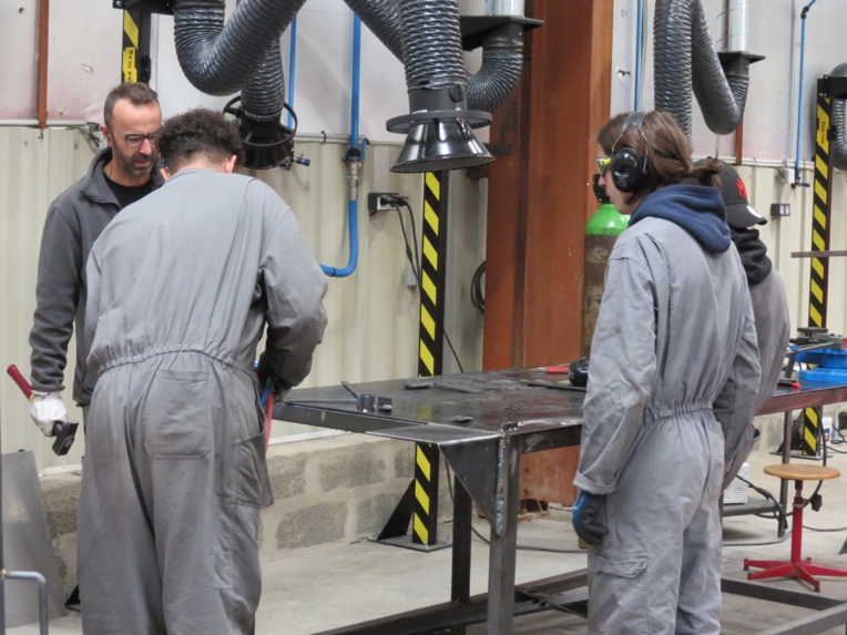 Apprendre tout en travaillant, c'est la formule gagnante de l'école de production (Photo JC Barla)