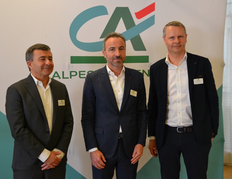 Serge Magdeleine (DG) entouré par Franck Alexandre (Président) et Jérôme Lebon (DGA) se réjouïssent du bon résultat 2021 du Crédit Agricole Alpes Provence (photo: F.Dubessy) Serge Magdeleine (DG) entouré par Franck Alexandre (Président) et Jérôme Lebon (DGA) se réjouïssent du bon résultat 2021 du Crédit Agricole Alpes Provence (photo: F.Dubessy)