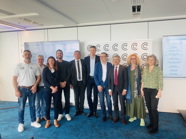 Les lauréats des Bouches-du-Rhône et leurs partenaires autour de Jean Hornain, DG de Citeo (5e sur la photo en partant de la droite), et de Christine Leuthy-Molina, directrice régionale de Citeo (2e sur la photo). Photo©Citeo Les lauréats des Bouches-du-Rhône et leurs partenaires autour de Jean Hornain, DG de Citeo (5e sur la photo en partant de la droite), et de Christine Leuthy-Molina, directrice régionale de Citeo (2e sur la photo). Photo©Citeo