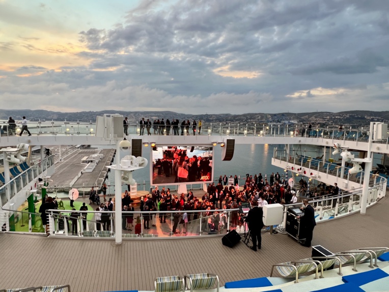 Quelques 350 « happy fews » ont eu le privilège de franchir la coupée du paquebot Costa Smeralda, amarré le 4 mai dernier dans le port de Marseille. ©NBC
