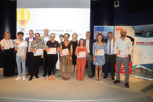 Les lauréats de la région Provence-Alpes Côte d’Azur primés par l’Adie, entourés des partenaires financiers de l’association et du concours "Créadie ". Photo©Robert Poulain