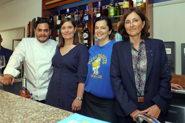 De g à dr : Le chef Edgar Bosquez et Alizée Bosquez (restaurant Ekume), l’auteure Vérane Frédiani et Isabelle Brémond, dg de Provence Tourisme. Photo©Robert Poulain