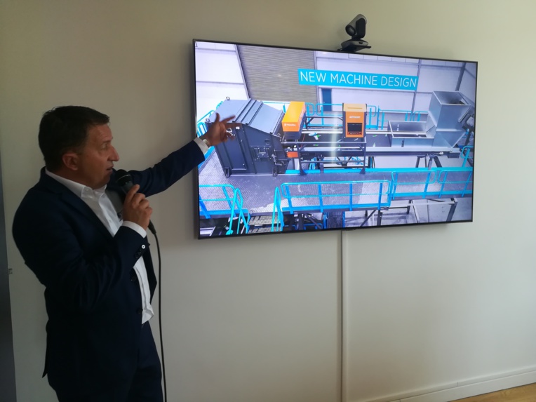 Frédéric Durand, directeur général de Tomra France, présente l'une des machines de tri (Photo JC Barla) Frédéric Durand, directeur général de Tomra France, présente l'une des machines de tri (Photo JC Barla)