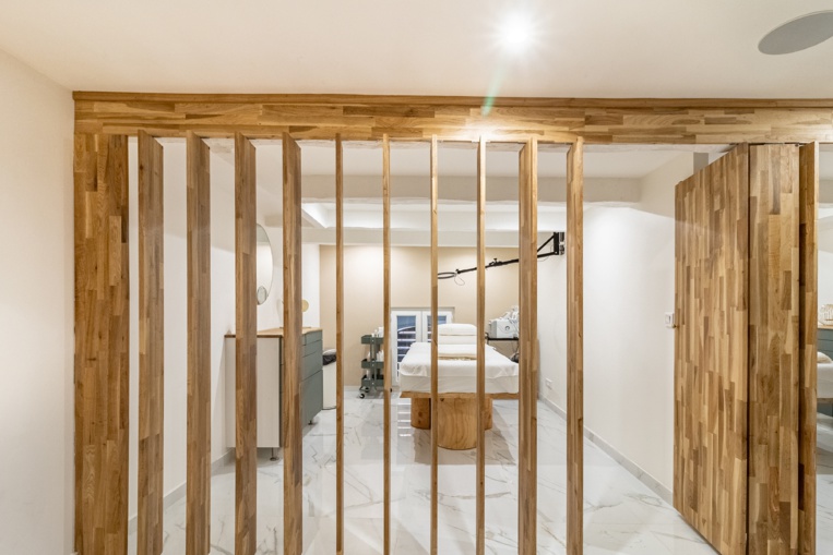 L’institut comprend deux cabines à l’étage, décorées avec goût et élégance, entre bois et marbre. © DR L’institut comprend deux cabines à l’étage, décorées avec goût et élégance, entre bois et marbre. © DR