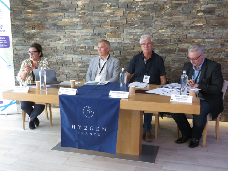 Annie Augier, animatrice, Cyril Dufau-Sansot, président d’Hy2Gen France, Vincent Delcroix, garant de la concertation et Denis Grisoni, chef de projet Hy2Gen France (Photo JC Barla).