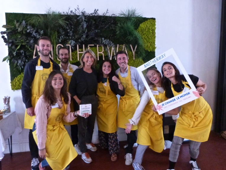 L’équipe d’Anotherway autour d’Isabelle Campagnola-Savon (présidente de la Commission entreprises, artisanat et commerce, ESS et économie circulaire à la Région Provence-Alpes-Côte d’Azur), marraine du lancement du nouveau produit. Photo©MOH L’équipe d’Anotherway autour d’Isabelle Campagnola-Savon (présidente de la Commission entreprises, artisanat et commerce, ESS et économie circulaire à la Région Provence-Alpes-Côte d’Azur), marraine du lancement du nouveau produit. Photo©MOH