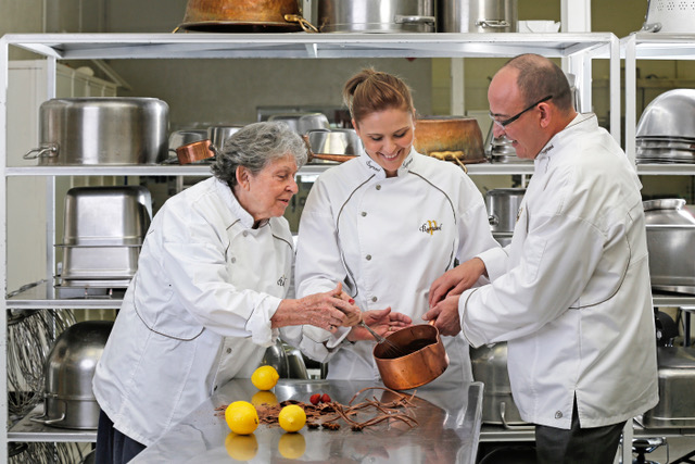 Solène Roelandts entourée de sa grand-mère paternelle, fondatrice de l’entreprise,  et de son père. Photo©Ph Doignon