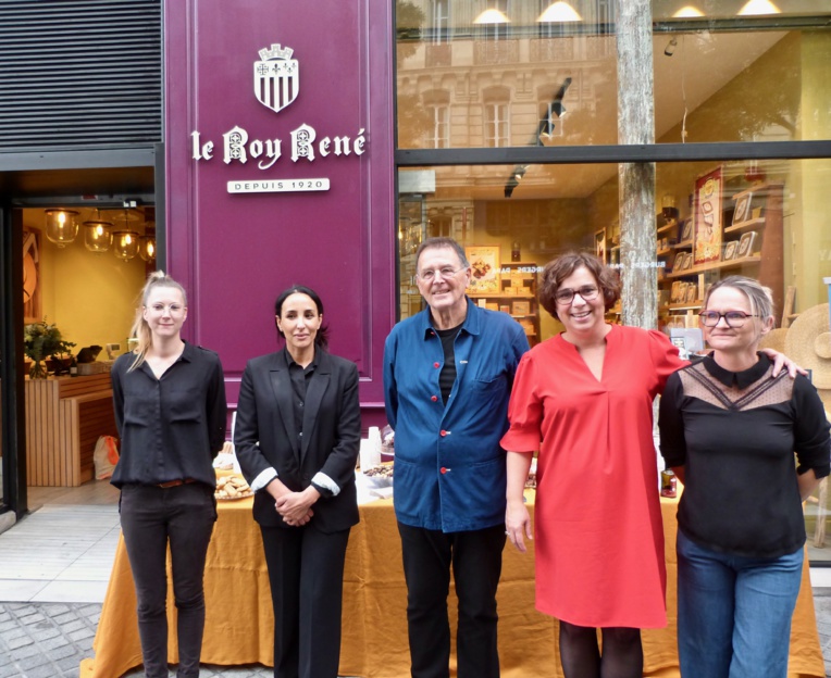 Olivier Baussan, président de Territoire de Provence, et Laure Pierrisnard, dg de la Confiserie du Roy René avec une partie de l’équipe. Photo©MOH