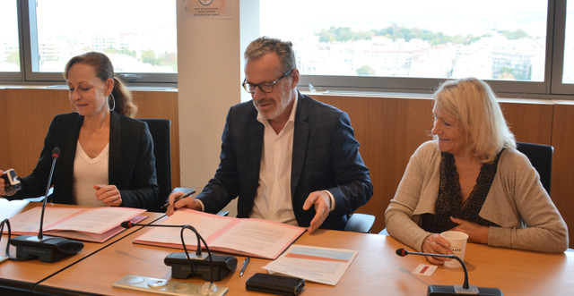 Lors de la signature du partenariat, de g à dr : Isabelle Mauriès, responsable régionale PACA Télémaque, Vincent Verlhac, dg de la Carsat Sud-Est, Pascale Dreyfus, chargée de développement Télémaque. Photo©Carsat