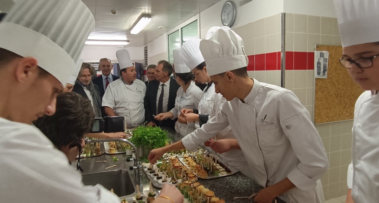 Renaud Muselier et Gérald Passédat sont venus à la rencontre des élèves dans les cuisines du lycée hôtelier (photo : F.Dubessy)