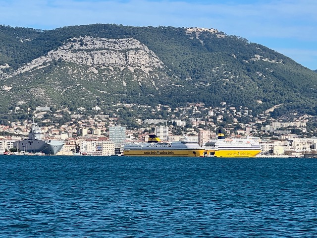 Le port de Toulon dote ses terminaux passagers TCA du courant de quai. ©NBC