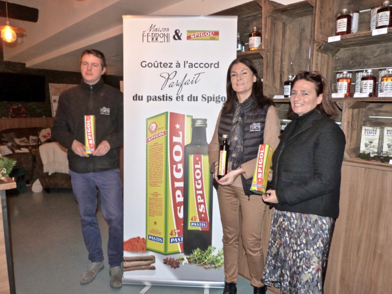 De g à dr : Aurélien Mondon, maître de chai (Maison Ferroni), Nathalie Fossati (Maison Ferroni) et Delphine Grégoire (Cepasco Spigol)©MOH