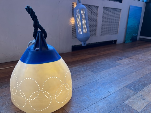 ​Atelier Poupe transforme des défenses en luminaires