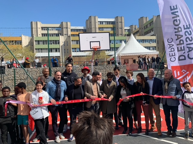 Le 5 avril 2023, la CEPAC et Erilia ont coupé le ruban d’un terrain de basket 3X3 cœur de la cité des Arnavaux 2. ©NBC