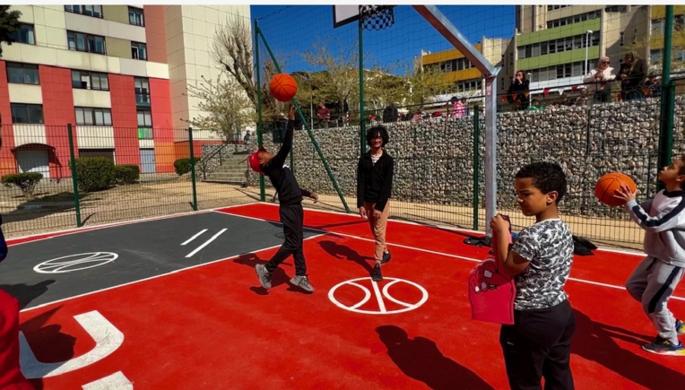 Un terrain de basket 3X3 flambant neuf au pied des tours de la Cité de la Méditerranée. ©NBC Un terrain de basket 3X3 flambant neuf au pied des tours de la Cité de la Méditerranée. ©NBC