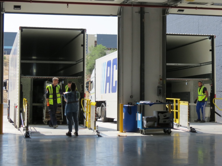 Les véhicules à « double deck » chargent plus de produits pour réduire les flux sur la route. (photo JC Barla). Les véhicules à « double deck » chargent plus de produits pour réduire les flux sur la route. (photo JC Barla).