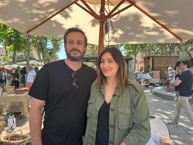 Gatien et Sabrina Dubuy sur le marché des producteurs lors de la manifestation les chefs à Saint-Tropez