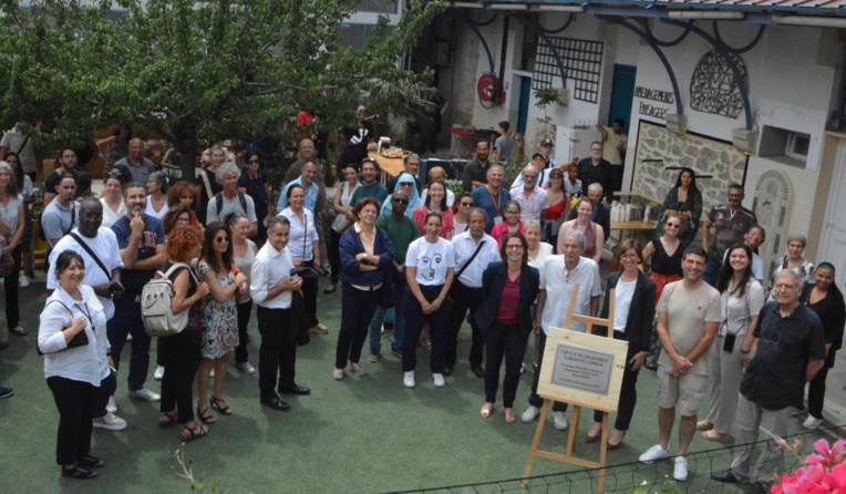 Derrière la plaque commémorative, de g à dr : Audrey Garino, adjointe au Maire de Marseille en charge des affaires sociales, Jean-Claude Razzoli, président de la Maison de l’Apprenti, Virginie Avérous, sous-préfète chargée de mission politique de la ville, Franck Schwoerer, directeur de la Maison de l’Apprenti. Photo©DR