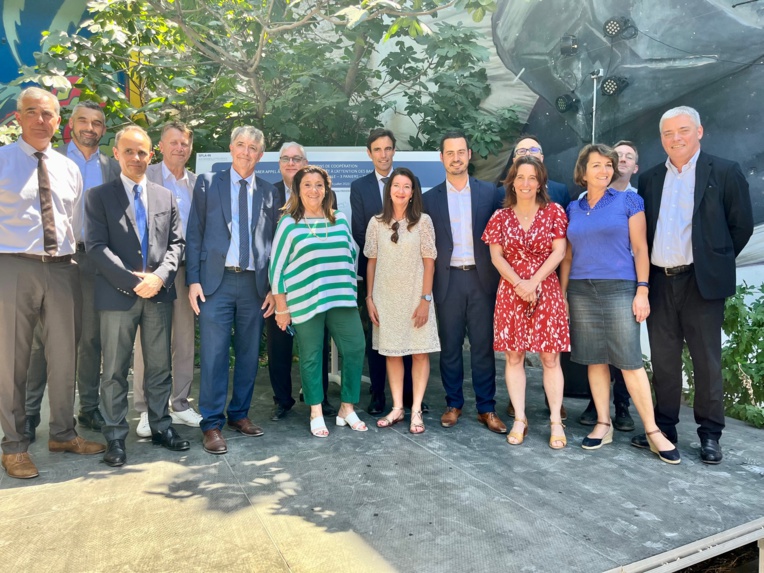 Elus, représentants de l'Etat et bailleurs sociaux ont paraphé les conventions de coopération avec la SPLA-IN © JP Elus, représentants de l'Etat et bailleurs sociaux ont paraphé les conventions de coopération avec la SPLA-IN © JP