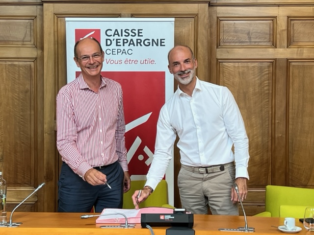 Hervé d’Harcourt, membre du directoire de la Caisse d’Épargne CEPAC chargé du Pôle Ressources a signé, ce 12 juillet, un contrat avec la société Prev&Care, présidée par Guillaume Staub ©NBC.