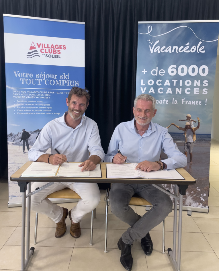 Signature entre Jérôme Pasquet (à gauche) et Eric Journiat. Photo© Villages Clubs du Soleil Signature entre Jérôme Pasquet (à gauche) et Eric Journiat. Photo© Villages Clubs du Soleil
