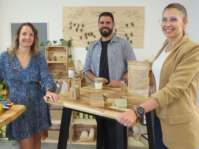 Sophie Lauret (à gauche) et sa sœur Marie et Nil Parra cofondateurs de Comme Avant (Photo JC Barla)
