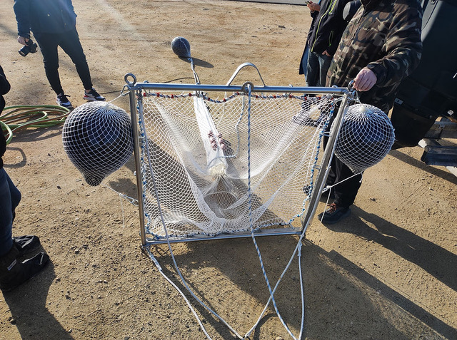 Le filet, baptisé Poséidon, peut collecter jusqu’à à 30 tonnes de déchets. ©DR