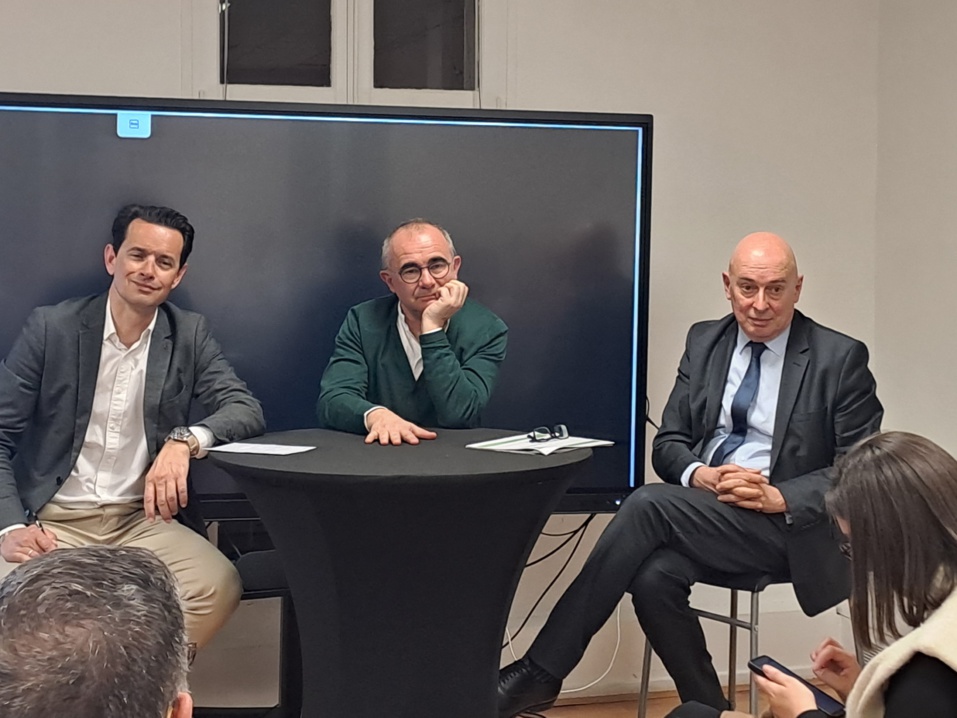 Laurent Simon (Métropole), Pierre-Antoine Villanova (Corsica Linea) et Régis Passerieux, sous-préfet d'Istres (Photo JC Barla) Laurent Simon (Métropole), Pierre-Antoine Villanova (Corsica Linea) et Régis Passerieux, sous-préfet d'Istres (Photo JC Barla)